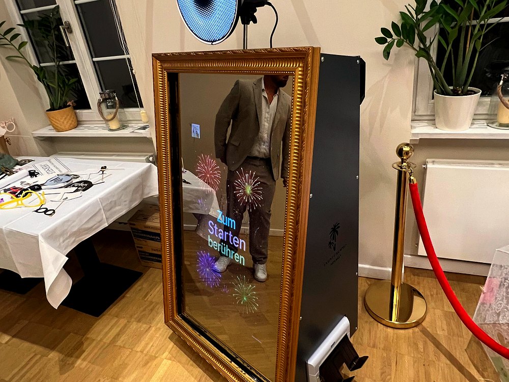 Magic Mirror Fotospiegel mit goldenem Rahmen im Einsatz – Premium Fotobox für Hochzeit in Berlin & Brandenburg