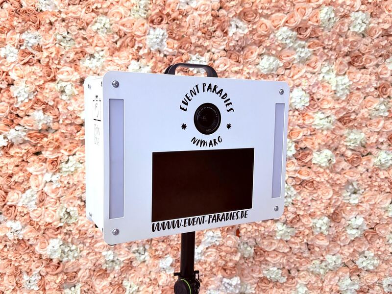 Fotobox vor der Blumenwand