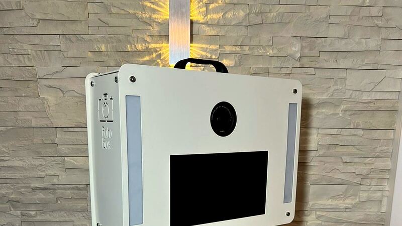 Fotobox vor einer Steinwand