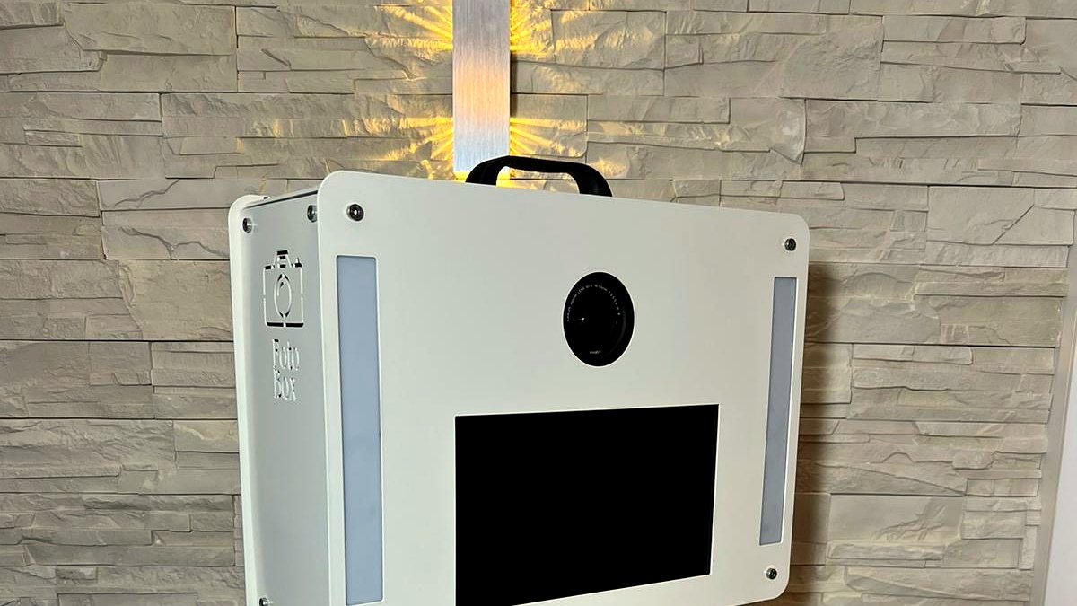 Weiße Fotobox von Event Paradies vor stilvoller Steinwand – startbereit
