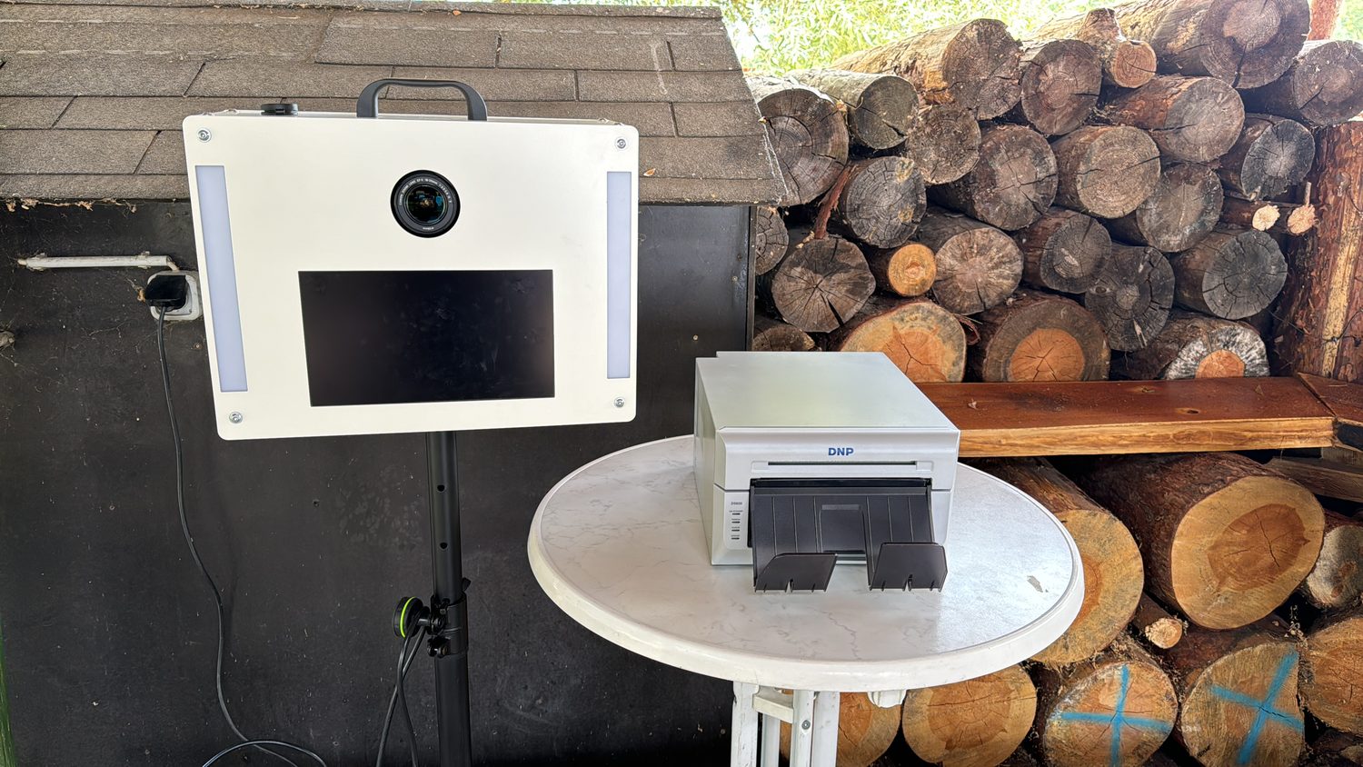 Weiße Fotobox von Event Paradies mit DNP-Sofortdrucker auf einem Event – Fotobox mit Sofortdruck mieten Berlin & Brandenburg