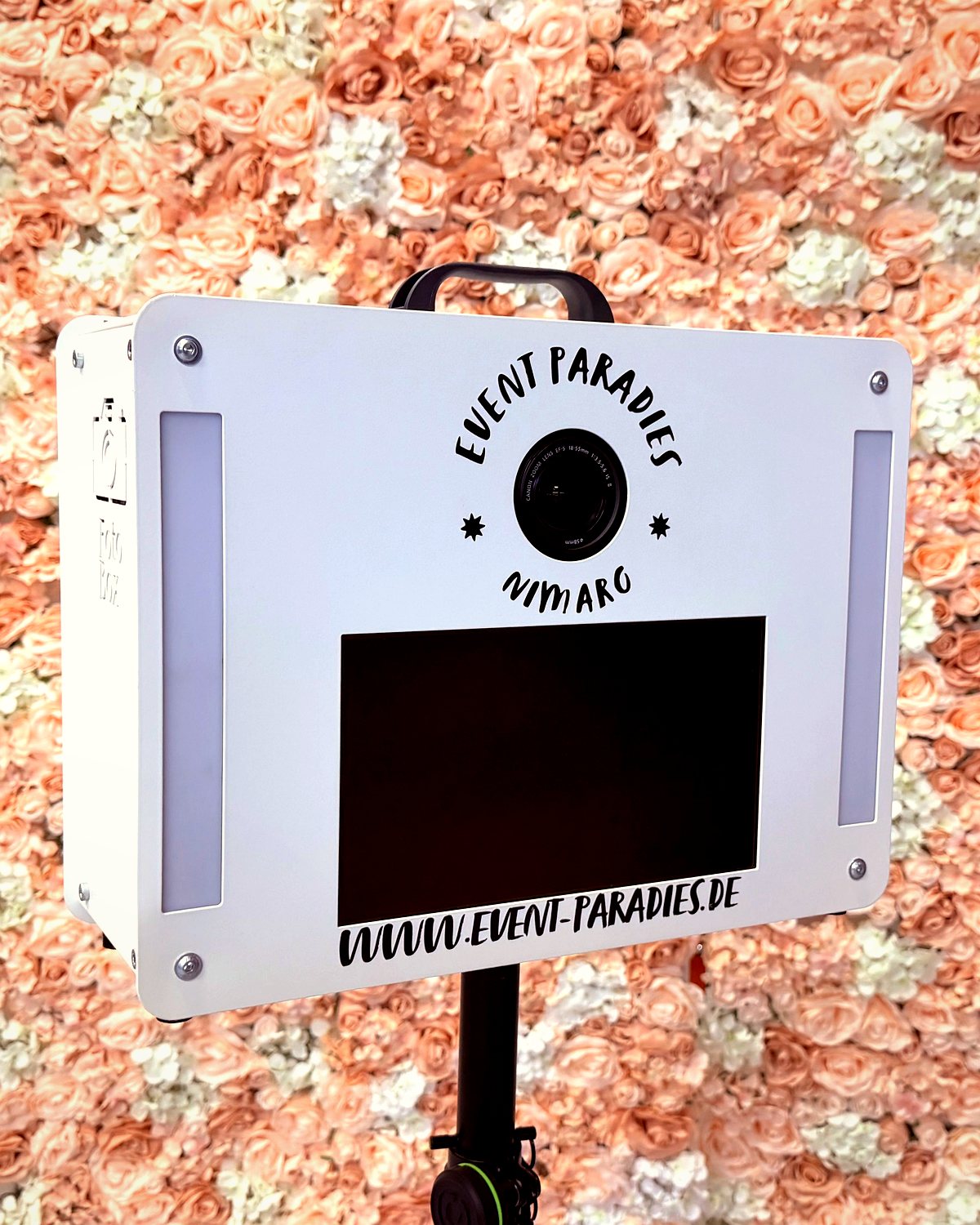 Weiße Fotobox von Event Paradies vor Blumenwand – Fotobox mieten Berlin & Brandenburg