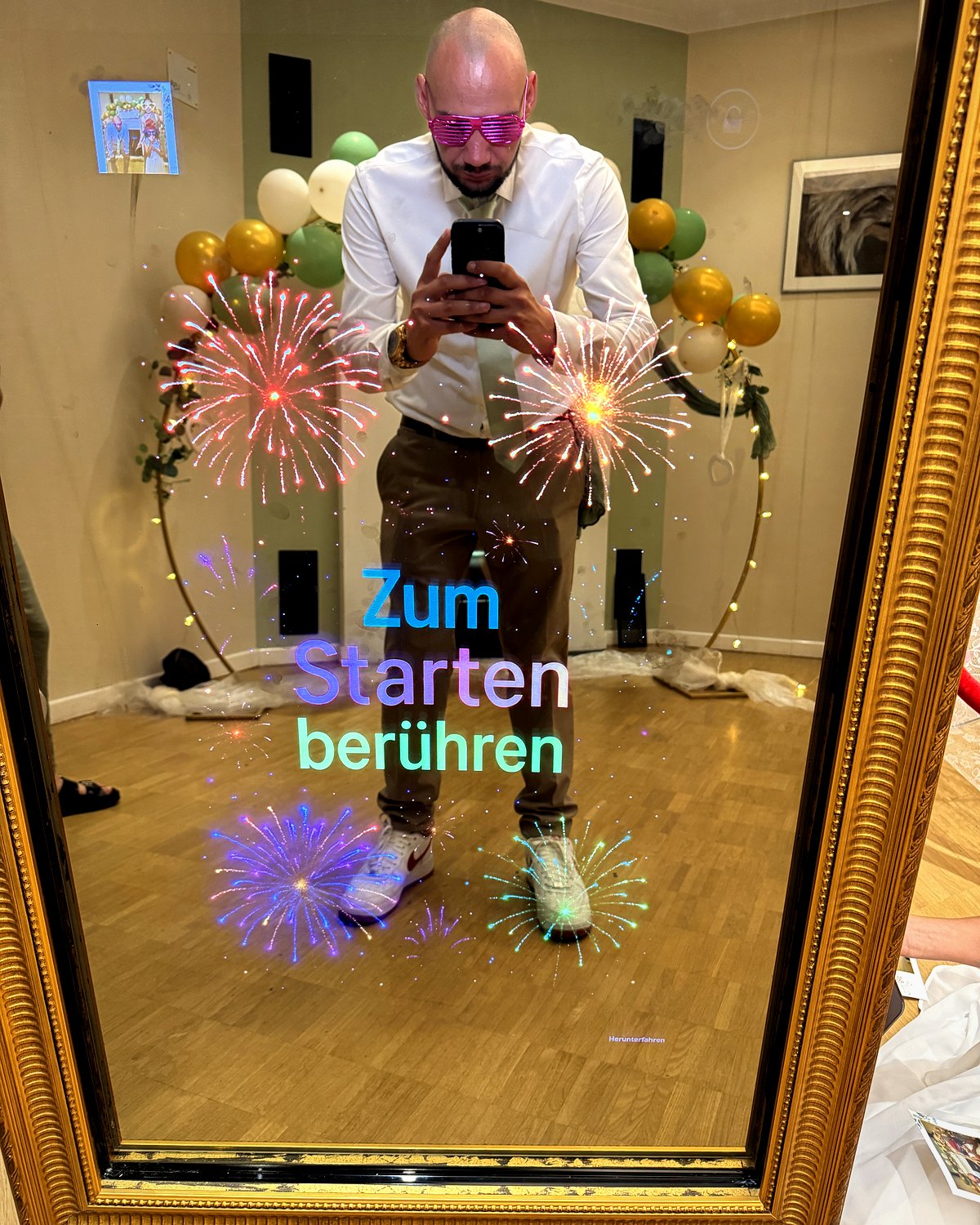 Gast macht ein Foto im Magic Mirror Fotospiegel mit goldenem Rahmen – Feier in Berlin & Brandenburg