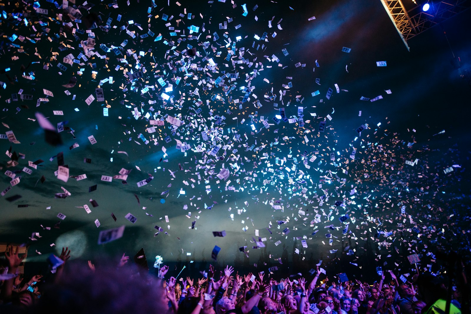 Ausgelassene Gäste auf einem Event – passende Stimmung für Firmenfeier-Fotoboxen